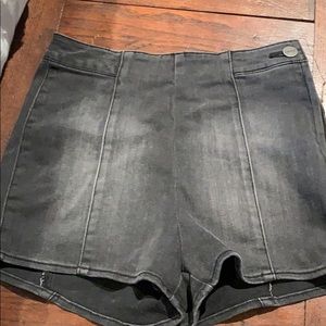 Super cute black Jean shorts amuse